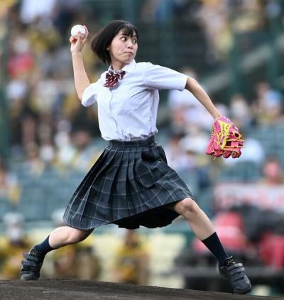 【画像】女優の池田朱那、JK制服ルックでノーバン始球式