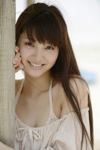 いつもニコニコ元気印の女優、新川優愛ちゃんの水着画像がたまらなく可愛いグラビア水着画像まとめ
