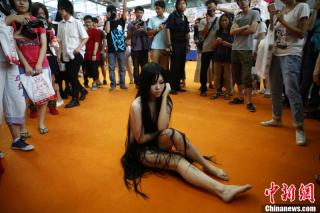 中国のコスプレイヤーがどう見ても裸に見える凄い過激なコスプレをしていた