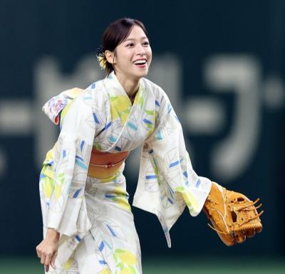 鷲見玲奈アナ、始球式に浴衣姿おっぱい乳房がバインバイン揺れまくる