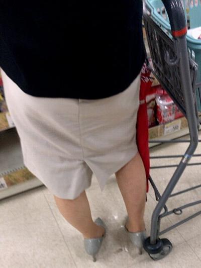 【街撮】膝下のスカートからナチュストのスリムな美脚を晒してるお母さん？！