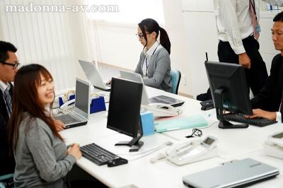 職場の隅にいる地味な人妻と、僕はゴム無し不倫をしている―。 水戸かな 【画像＋動画】