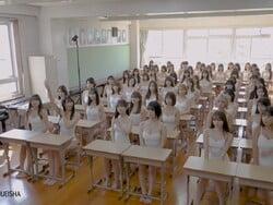 白水着姿の女を教室ですし詰め状態にする週プレの企画動画がエロい