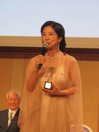 【画像】宮崎美子、40周年で還暦水着のグッドエイジャー賞　50周年水着は「どうなるか分からない」