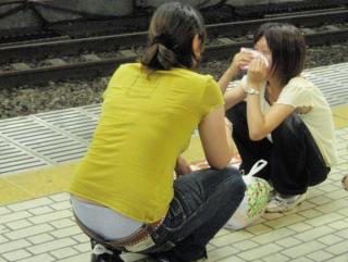 人前でこんなにガッツリパンチラしてて恥ずかしくないのか