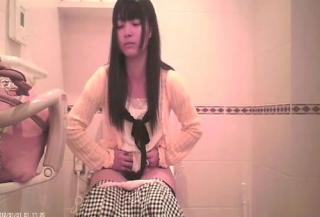洋式トイレで可愛い女の子がうんこしてる最中の顔を正面カメラで隠し撮りｗｗｗ【盗撮】
