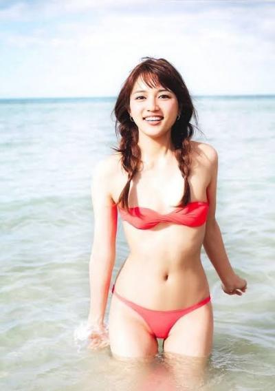 【画像】川口春奈さん、売れっ子なのにおまんこが見えそうな際どいマイクロビキニを着てしまう