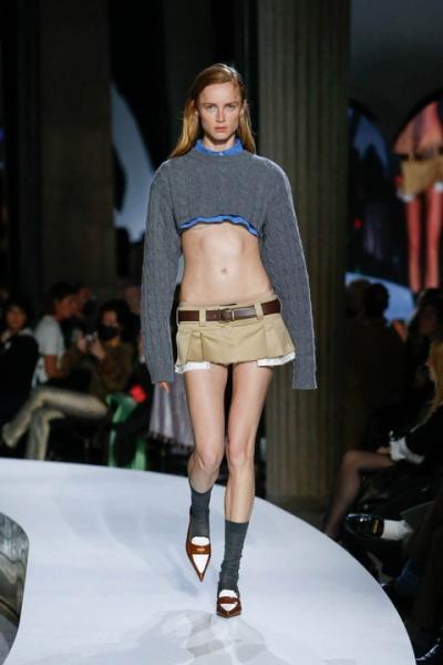 【画像】下乳がコンニチハしちゃいそうなレベルの「ミニ丈」が2022年春夏ファッションのトレンドに