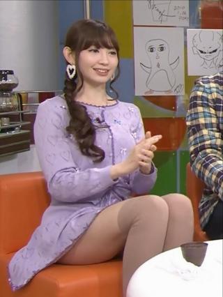AKB48　小嶋陽菜（こじまはるな）の白ニーソから見える太ももがエロいキャプ画像