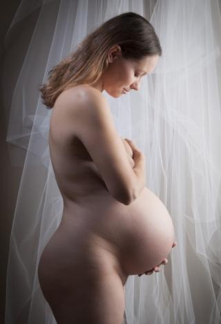大きいお腹が魅力的な白人女性の美しい妊婦画像　27枚