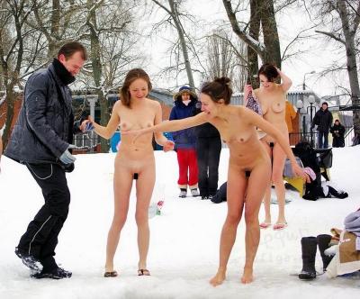 【画像】ロシアの間で風邪防止にはだかで寒中水泳が流行る