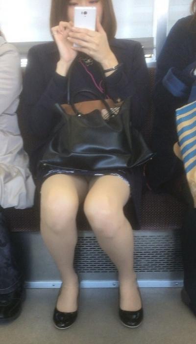 見えてる?見えてない?電車の中で撮られた素人娘の生足、パンチラ画像集!