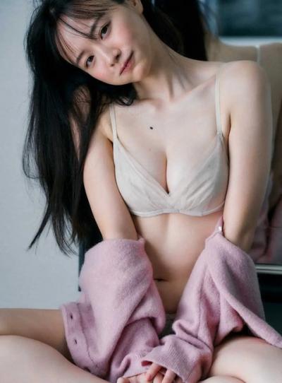 元テレ東・森香澄アナ、ランジェリー姿を公開　「かすみん めっちゃセクシー」の声　ファースト写真集を発売