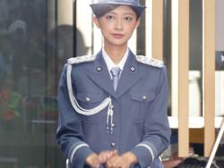 元Berryz工房の熊井友理奈が一日署長で制服パンストパンチラ