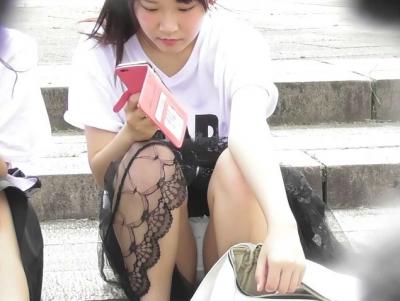 こんなに見えちゃっていいんですか?wwwwパンチラしてる自覚ゼロの素人女子の股間をバッチリ撮ってきましたwwww