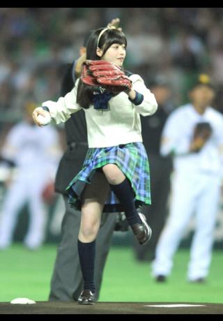 天使すぎるアイドル橋本環奈が始球式で黒のショートパンツパンチラ