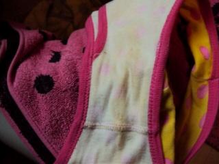洗濯前のjc妹の下着のクロッチ汚れ盗撮エロ画像