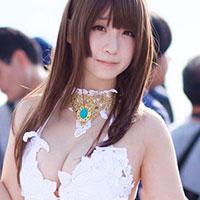 【C90】1日目一番人気の巨乳レイヤー伊織もえが露出衣装の乳首隠し見えてるww