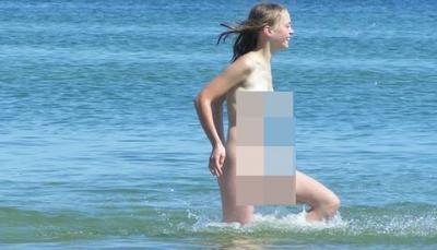 【画像】ヌーディストビーチに爆乳ロリ白人があらわれるwww