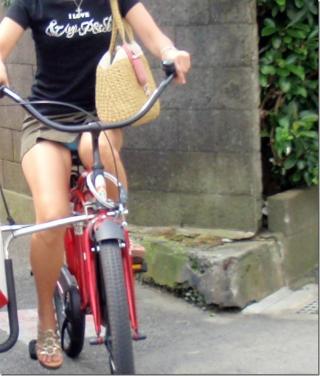 ミニスカで内股気味に自転車に乗る女ｗｗｗｗｗｗｗｗｗｗｗ