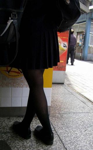 街撮り通学中JKの微エロ画像その104 黒スト少女の後ろ姿、冬服に惹かれて。