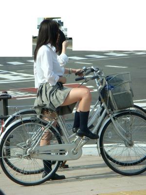 JKが自転車に乗っている制服から見える生脚がエロい画像 part2