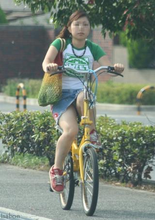 自転車を漕ぐ素人女性の太ももやパンチラ盗撮画像が生々しいｗｗｗｗｗｗ｜　Chirari