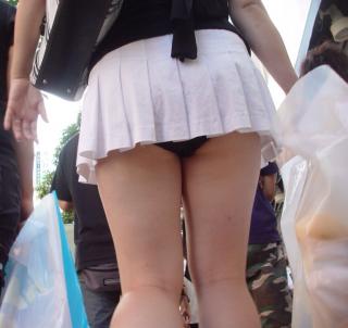 【衝撃画像】街でスカートが短すぎる「リアルわかめちゃん」が発見される【画像27枚】