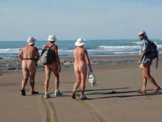 ニュージーランドの美女がヌーディストビーチで全裸になってるエロ画像