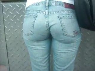 街中女性のパツパツジーンズ尻を隠し撮りｗｗ【盗撮動画】