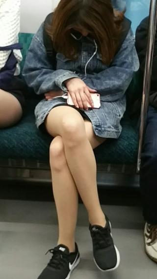 彼女の脚フェチの彼氏が電車対面から撮影しまくった結果ｗｗｗｗｗｗｗ