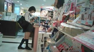 【kakusidorii 画像】学校帰りの制服姿の娘たちが買い物中は逆さ撮りし放題だなｗｗｗ