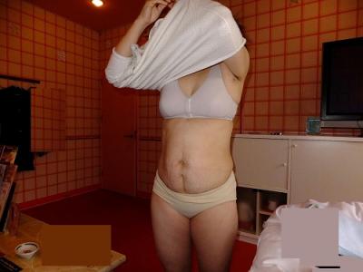 30代後半の不倫現場のオバサン熟女がエッチなサービスしてくれる記念撮影のエロさは尋常じゃない[20枚]