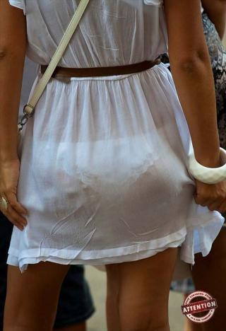 白いスカートから派手にパンツが透けてる街角素人女性