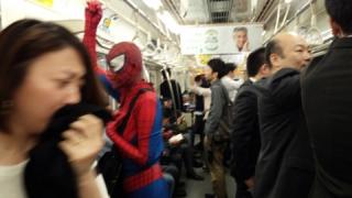 【画像あり】岡本夏生(48)スパイダーマンのコスプレをしたまま満員電車に乗るｗｗｗｗｗｗｗｗｗ