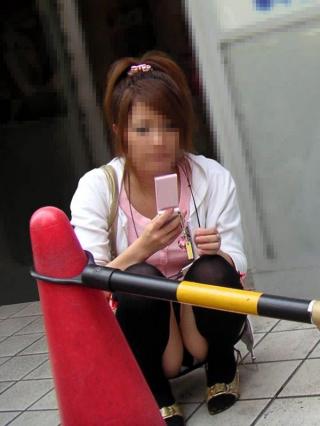 【エロ画像】座ってる女性のパンチラを盗撮ｗｗ