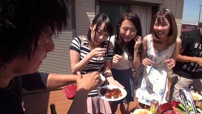 彼女が大学のサークル飲み会で撮った時のビデオらしく、そこに酔っぱらって知らない男達と生ハメしながら「まだイッちゃだめ」と懇願している衝撃の姿が…