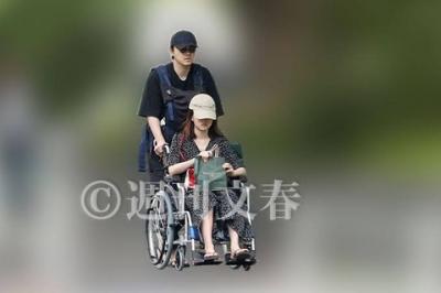 【画像】離婚報道された前田敦子、車椅子を旦那に押させていたことが判明ｗｗｗｗｗｗｗｗｗｗｗｗｗｗ
