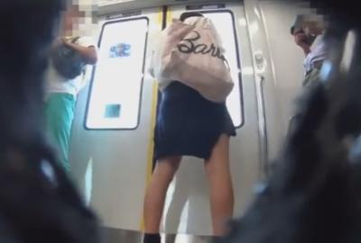 【パンちら動画】電車内で帰宅中？の制服の女子校生を執拗に逆さ撮り盗撮！