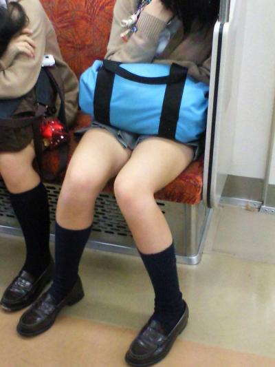 電車内で見かけた女子●生のキワドい太もも…ミニスカが映える美脚がそそる盗撮エロ画像