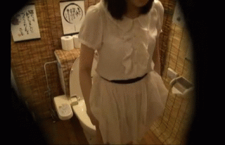 【女子トイレ 盗撮動画】居酒屋の女子トイレに盗撮カメラを仕掛けたらほろ酔い女子大生がオシッコしてますた( ‘-^ )b