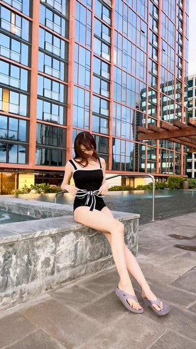 【画像】指原莉乃（30）、スタイル抜群太ももあわらな水着姿披露！