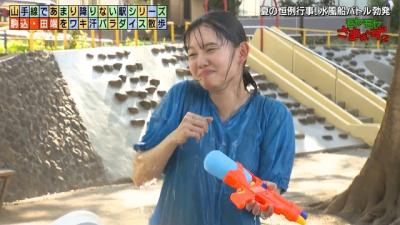 田中瞳アナ、おっぱいずぶ濡れ！透けB地区きたああああああか？