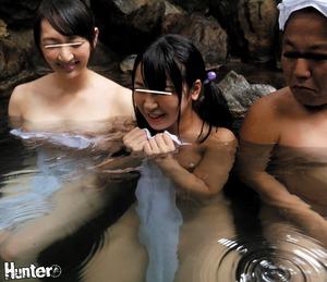 最後は親子丼でシメｗｗｗｗ混浴温泉でロリま〇こ見て勃起してたらその子の母親が娘を守るために抜いてくれたｗｗｗ