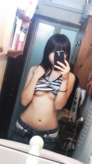 【清楚ビッチ】惜しげもなくエロ写メUPする黒髪女子画像の図