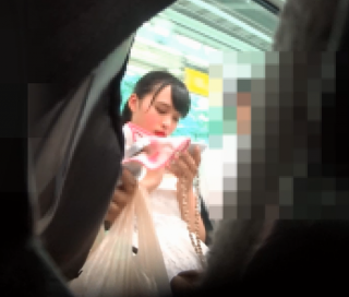 GW中は動画でみたい電車内で白いワンピの女のコがパンツ見せつけてくるｗｗｗｗｗｗ