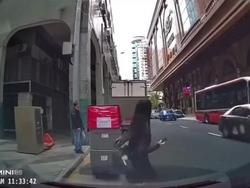 スマホ見ながらよそ見して横断した香港女子が交通事故で黒パンチラ