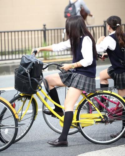 【画像】自転車通学女子高生にワンチャン期待して凝視奴おるやろ？ｗｗ