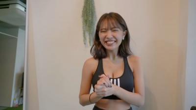 ミスヤングマガジン爆乳JD寺本莉緒(19)トレーニング中のスポブラおっぱい大胸筋のハリが凄いww