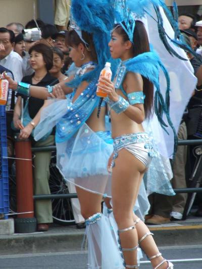 日本のサンバカーニバルで踊るかわいい素人娘画像まとめ